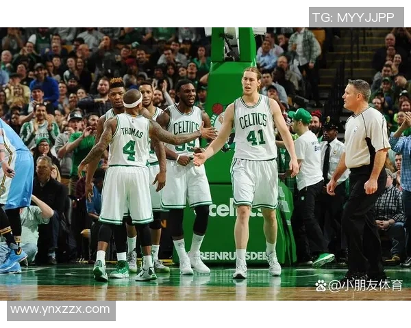 步行者与鹈鹕队激战正酣球迷期待精彩对决与精彩表现 步行者与鹈鹕队激战正酣球迷期待精彩对决与精彩表现